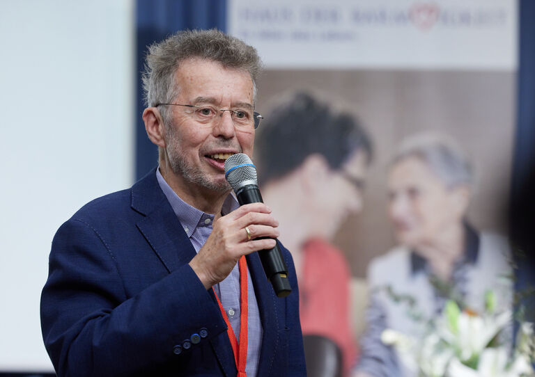 Christoph Gisinger begrüßt die Gäste