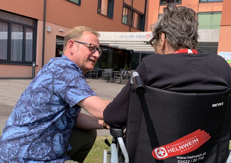 Rollstuhlspende Helnwein