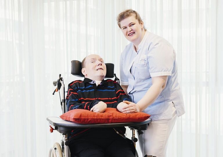Paul mit seiner Bezugspflegerin Margarethe.