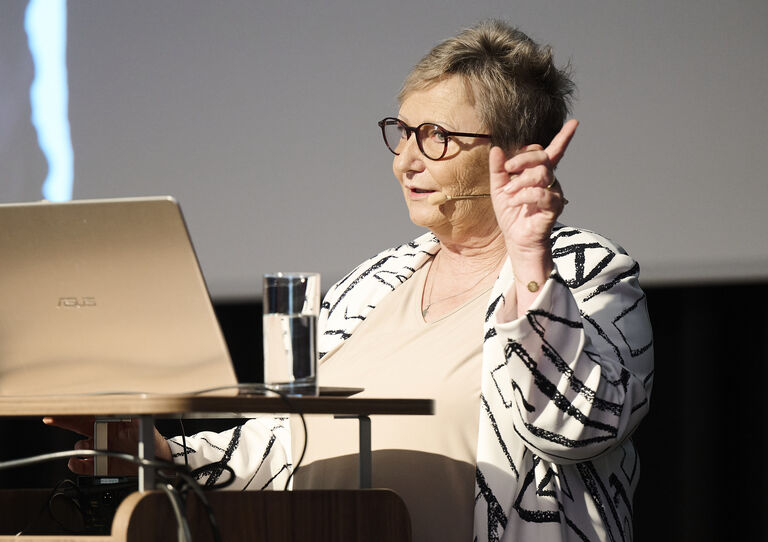 Validations-Masterin und Autorin Hildegard Nachum bei ihrem Vortrag "Nähe schaffen, wo Worte fehlen: Validation im Alltag" 