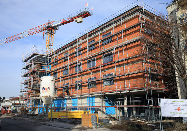 Stadtheim feiert Dachgleiche