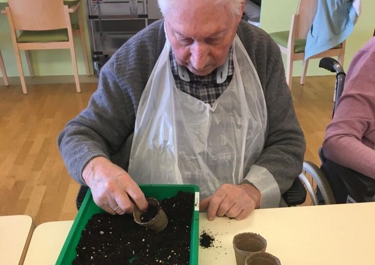 Ein Bewohner bei der Arbeit mit Pflanzensamen.