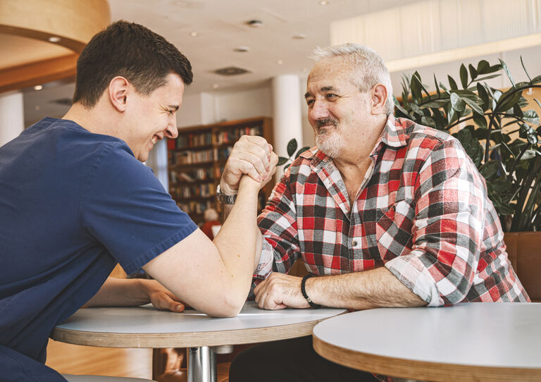 Bei so viel neugewonnener Kraft muss sich Therapeut Tristan Tomann ganz schön anstrengen, um mithalten zu können Bei so viel neugewonnener Kraft muss sich Therapeut Tristan Tomann ganz schön anstrengen, um mithalten zu können