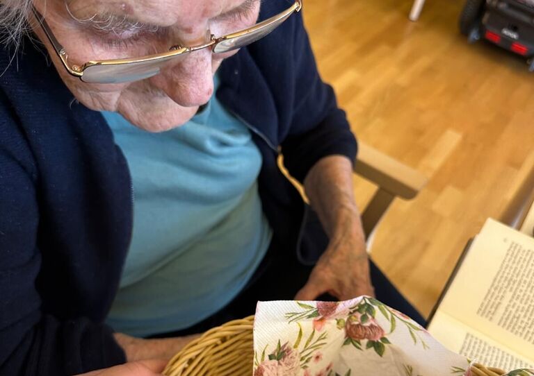 Mit Liebe gehäkelt: Sorgenwürmchen für unsere Bewohner*innen Mit Liebe gehäkelt: Sorgenwürmchen für unsere Bewohner*innen