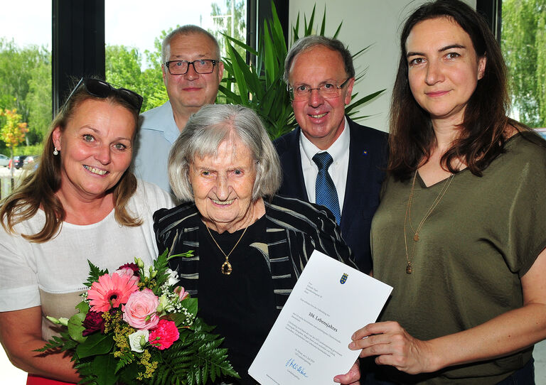 Bewohnerin Elfriede inmitten der Gratulantenschar.