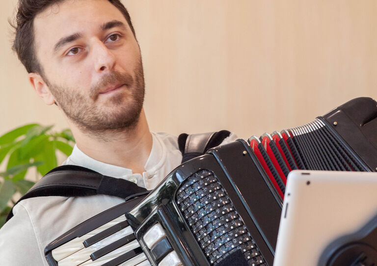 Akkordeonist Anel spielt auf seinem Instrument