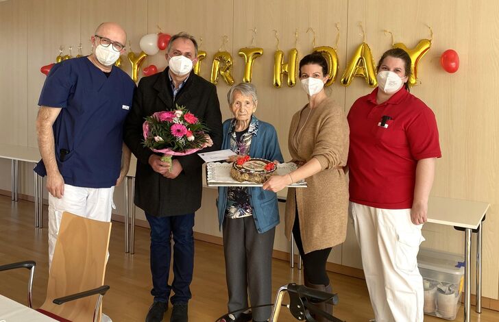 Zlatan Plesko, zwei Kolleg*innen der Pflege, Veronika Schauer und eine Kollegin der Pflege.