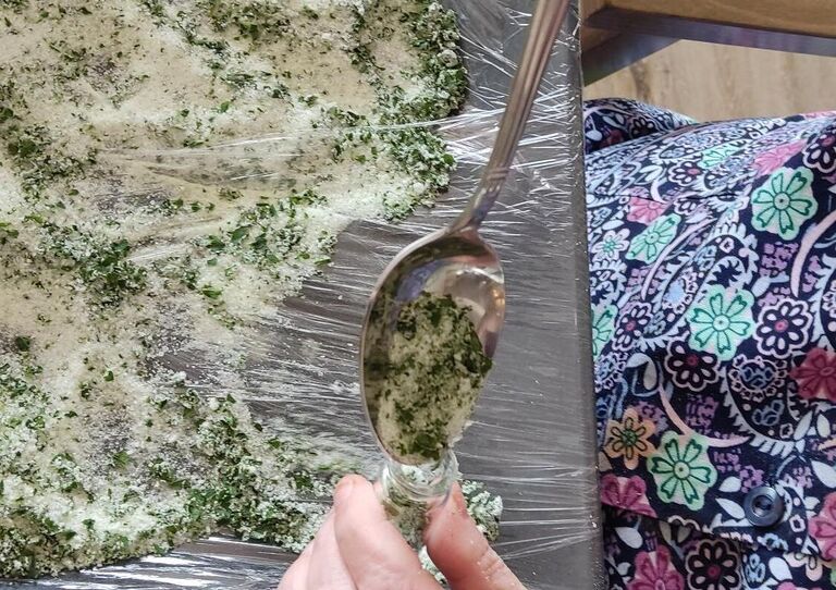 Bärlauchsalz wird eingefüllt.