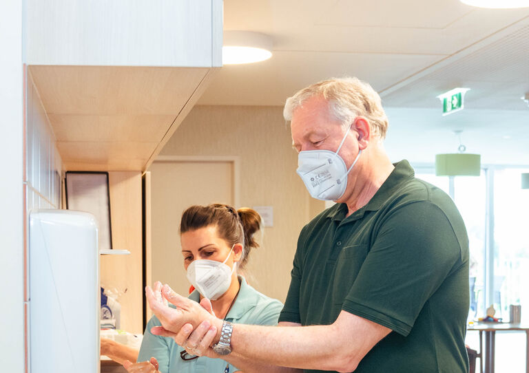 Landesrat Martin Eichtinger bei der Händedesinfektion.