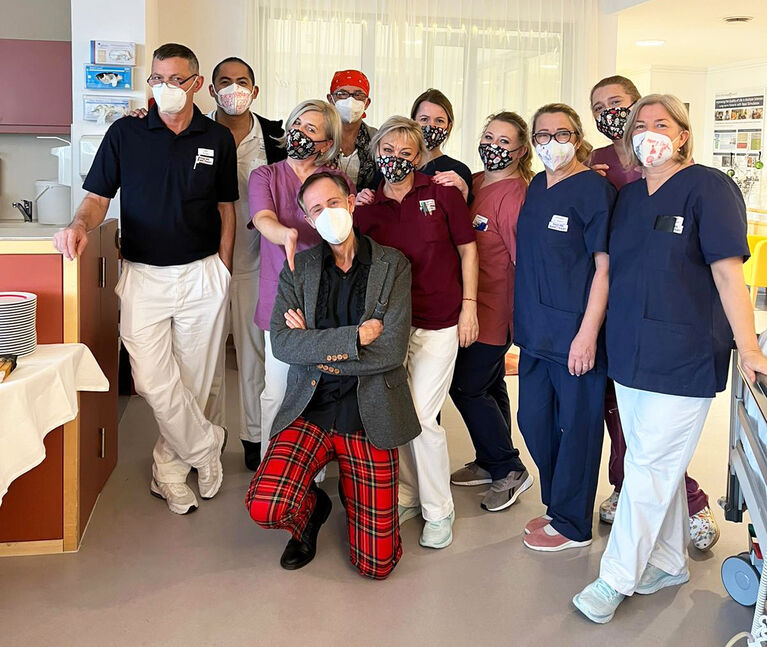 Sänger René Rumpold mit Pfleger*innen der Multiple Sklerose Station Lazarus im Haus der Barmherzigkeit