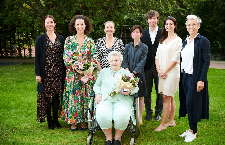 Gruppenbild Teilnehmer*innen Podium Feier der Herzen.