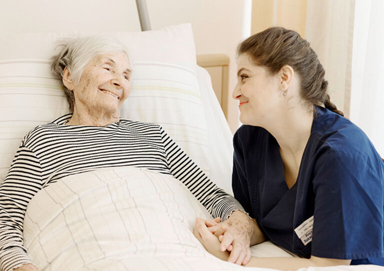 Bewohnerin des Haus der Barmherzigkeit mit ihrer Pflegerin