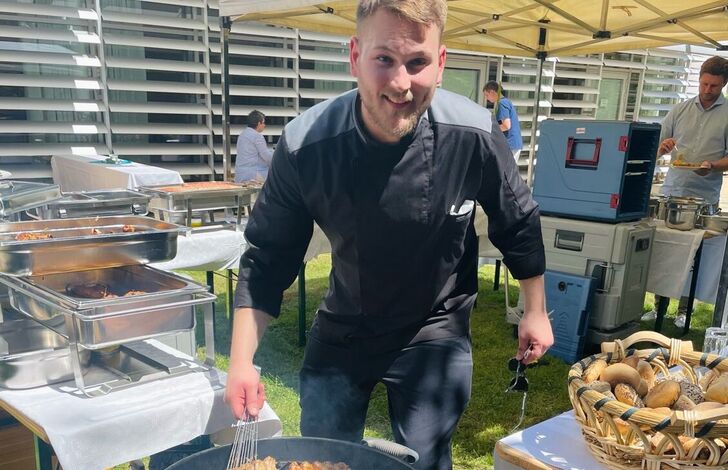 Kollege grillt auf Griller