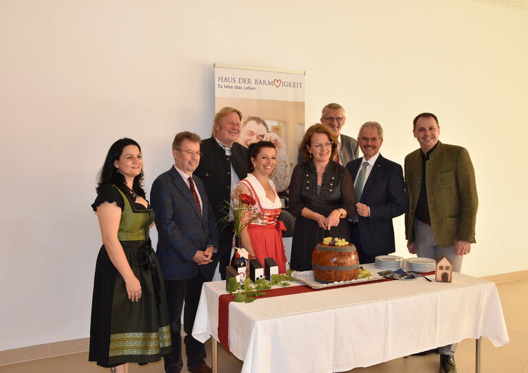 Bernd Kolo (Pfarrer), Gregor Kopa (Heimleiter), Karl Wilfing (Landtagspräsident), Tanja Glander (Pflegedienstleitung), Josef Fürst (Vizebürgermeister Poysdorf), Teschl-Hofmeister (Landesrätin), Renate Kraus (Geschäftsführerin), Christoph Gisinger (Institutsdirektor Haus der Barmherzigkeit)