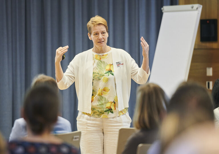 Elisabeth Rappold hält einen Vortrag