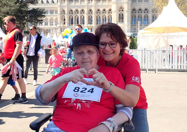 Vienna City Marathon 2026: Kolleg:innen und Bewohner:innen des HB Pflegekrankenhauses Tokiostraße haben beim Coca-Cola Inclusion Run mitgemacht