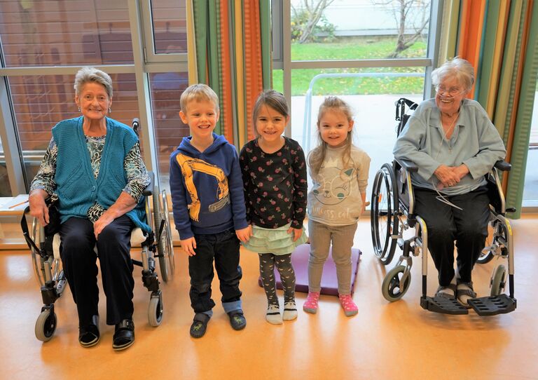 Bewohner*innen treffen Kinder aus dem Betriebskindergarten.