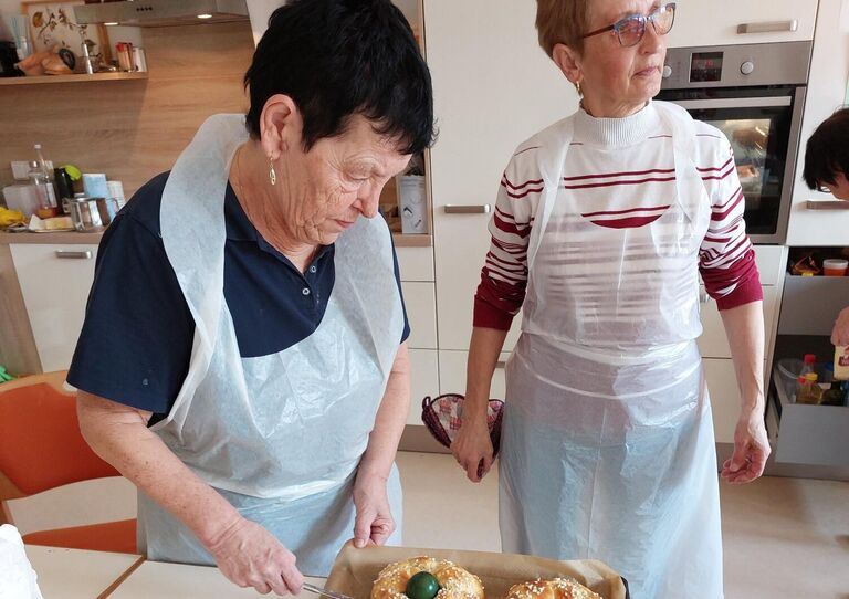 Bewohnerinnen backen Osterpinze