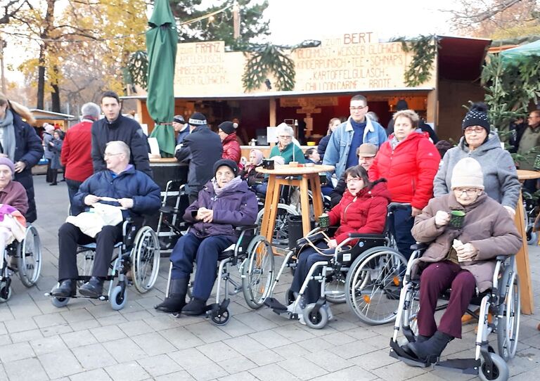 Die Bewohner*innen am Christkindlmarkt.