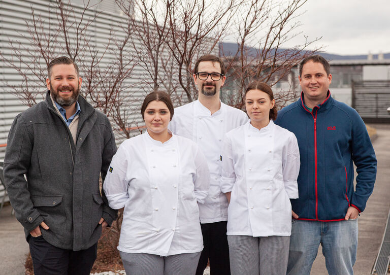 Gruppenbild von Sana Mitarbeiter*innen