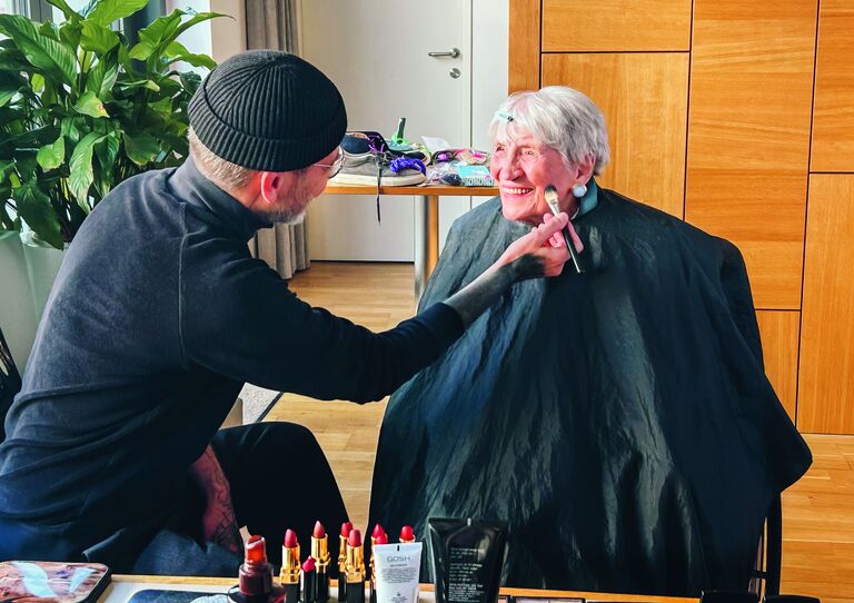 Für unsere "Herzi und Karl"-Jubiläumskampagne stand unter anderem unsere Bewohnerin Maria vor der Kamera