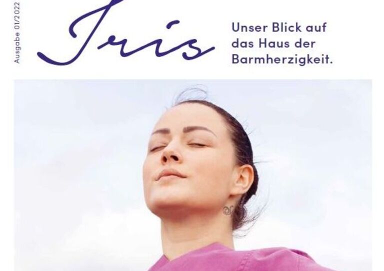 Kollegin Jovana Vujin spreizt die Arme weit auseinander, hat die Augen geschlossen und atmet tief durch.