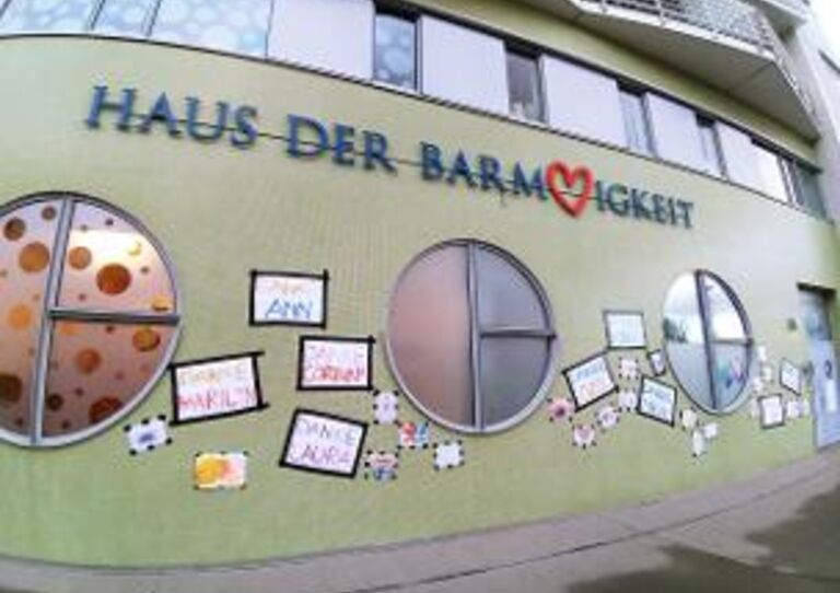  Fassade der Tokiostraße mit selbst gebastelten Bildern