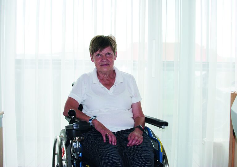 Bewohnerin Eveline im Rollstuhl.
