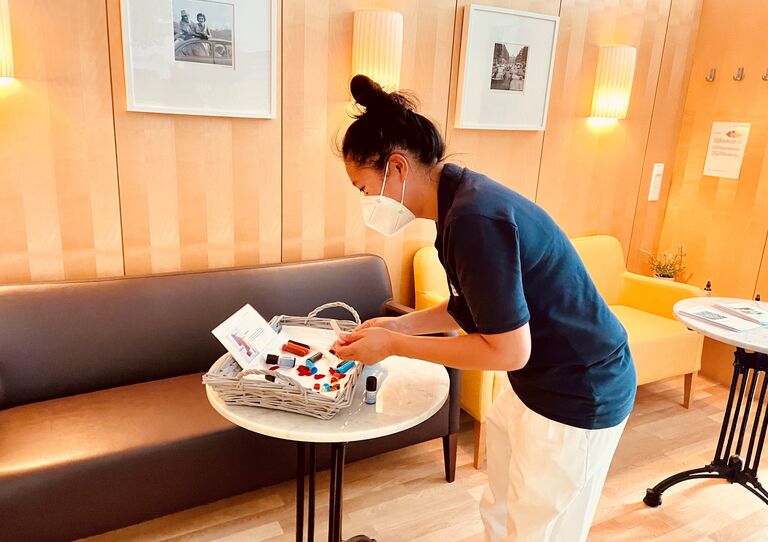 Eine Mitarbeiterin sieht sich das Angebot der Aromaölstifte an.