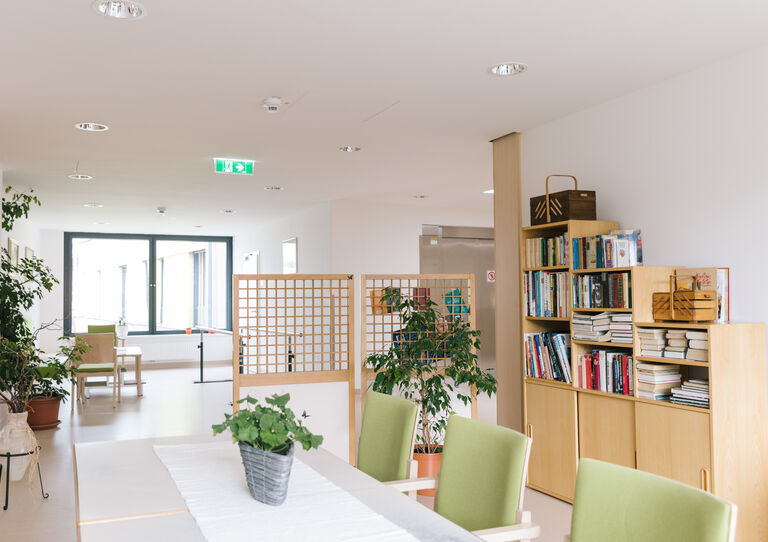 Eine Hausgemeinschaft im Stephansheim inklusive Bibliotheksecke.