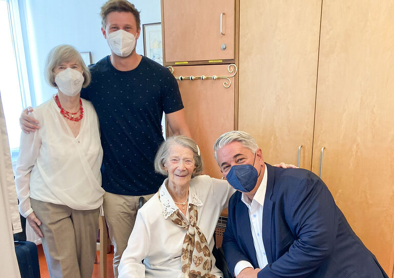 Bewohnerin Susanne im Rollstuhl in der Mitte, links davon ihre Tochter und rechts der Bezirksvorsteher Donaustadt, dahinter Pflegedienstleiter Matthias Schlemitz