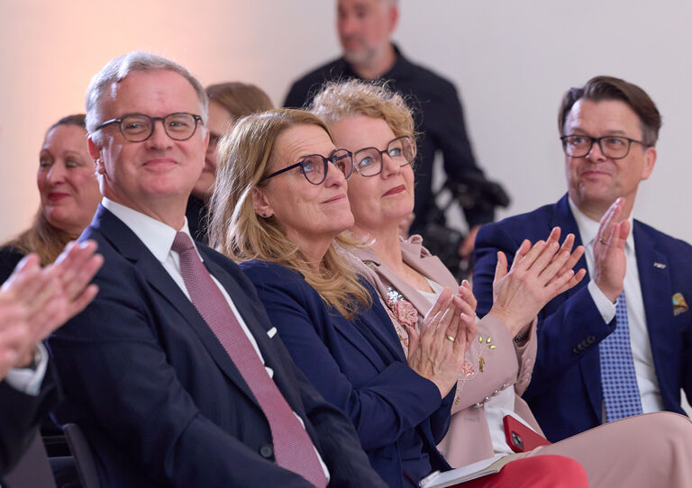 Rektor der MedUni Wien Markus Müller mit Staatssekretärin Ulrike Königsberger-Ludwig, der niederösterreichischen Sozial-Landesrätin Christiane Teschl-Hofmeister und Geschäftsführer der HB Pflegeheime Niederösterreich Markus Mattersberger Rektor der MedUni Wien Markus Müller mit Staatssekretärin Ulrike Königsberger-Ludwig, der niederösterreichischen Sozial-Landesrätin Christiane Teschl-Hofmeister und Geschäftsführer der HB Pflegeheime Niederösterreich Markus Mattersberger