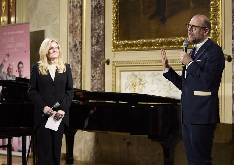 Geschäftsführer der HB Pflegeeinrichtungen Wien Harald Sidak und Geschäftsführerin der Leitbetriebe Austria Monica Rintersbacher eröffneten den Benefizabend Geschäftsführer der HB Pflegeeinrichtungen Wien Harald Sidak und Geschäftsführerin der Leitbetriebe Austria Monica Rintersbacher eröffneten den Benefizabend