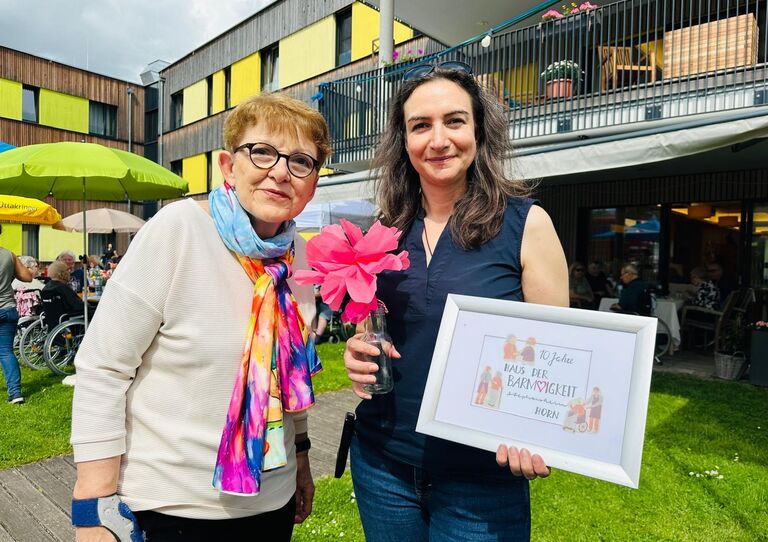 Heimleiterin Barbara Gerhart wird eine selbstgebastelte Urkunde überreicht Heimleiterin Barbara Gerhart wird eine selbstgebastelte Urkunde überreicht