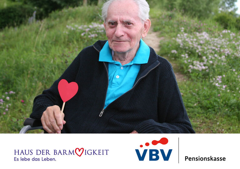 Bewohner Christoph Loley hält ein Herz am Stiel in den Händen