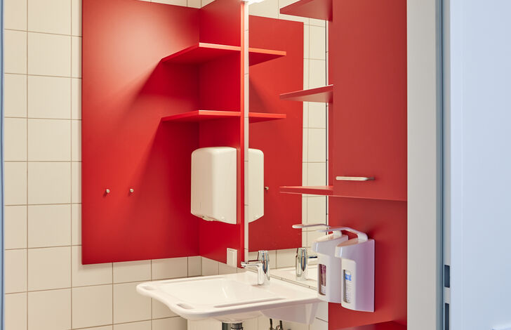 Ein rotes Badezimmer im Stadtheim