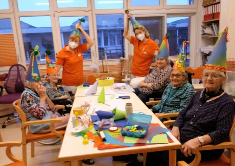 Bewohner*innen im Clementinum mit selbstgemachten Faschingshüten.