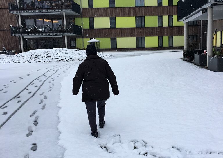 Marija hinterlässt Spuren im Schnee - und im Leben vieler Bewohner*innen.