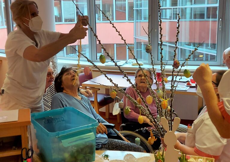 Der Osterstrauch wird geschmückt.