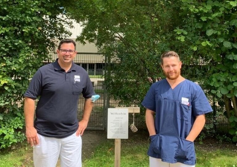 Stationsleiter Bernd Butschell und Vladimir Oleksak im Garten des HB Tokiostraße.