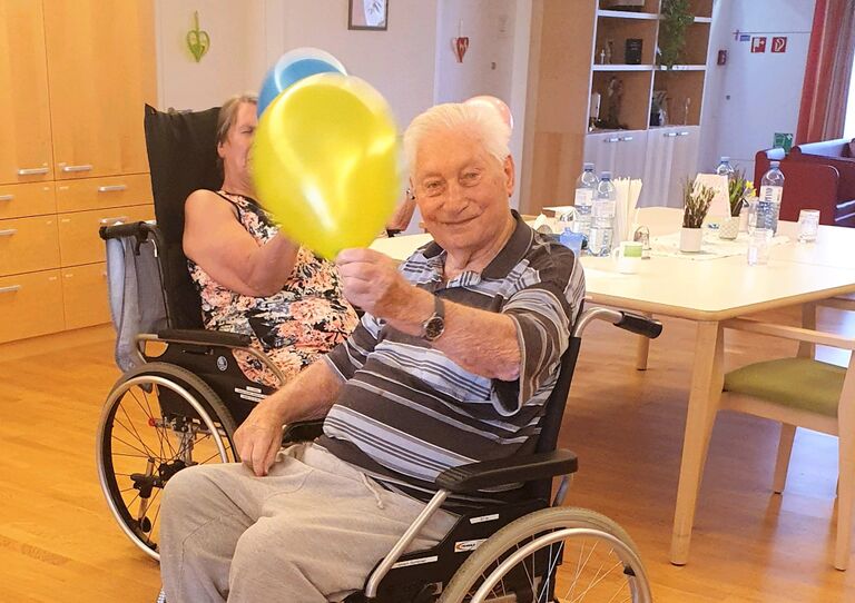 Bewohner bei der Luftballon Gymnastik