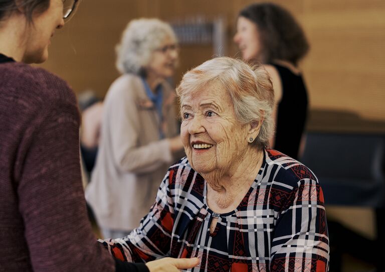 Bewohnerin tanzt mit Mitarbeiterin Bewohnerin tanzt mit Mitarbeiterin