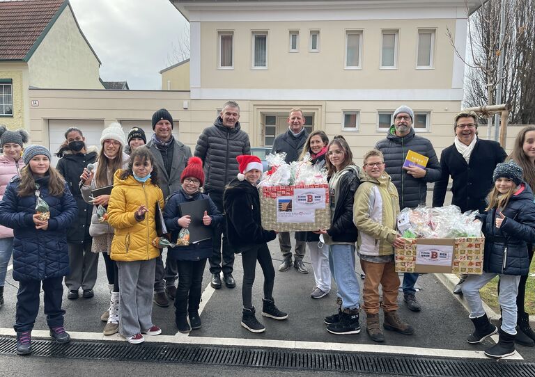 Gruppenbild von den Schüler*innen, Lehrer*innen und Mitarbeiter*innen aus dem HB Stadtheim.
