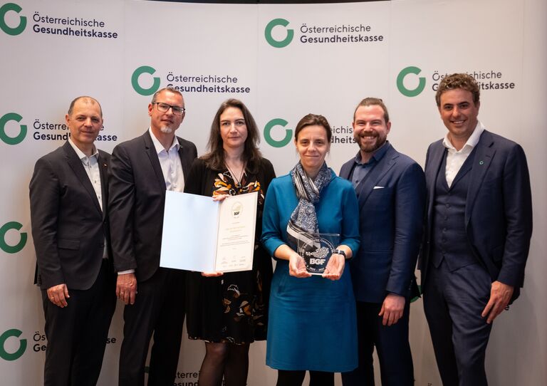 vlnr.: Gert Lang (FGÖ), Robert Leitner (ÖGK), Barbara Gerhart (HB), Marion Wirth (HB), Andreas Maier (BMSGPK), Florian Hengl (ÖGK) │ Foto: ÖGK/Mauro Vitera vlnr.: Gert Lang (FGÖ), Robert Leitner (ÖGK), Barbara Gerhart (HB), Marion Wirth (HB), Andreas Maier (BMSGPK), Florian Hengl (ÖGK) │ Foto: ÖGK/Mauro Vitera