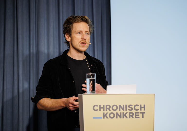 Leon Engler, Autor und Psychologe, zeigte auf, dass psychiatrische Diagnosen nicht nur individuelle Zustände beschreiben, sondern auch gesellschaftliche Vorstellungen ihrer Zeit widerspiegeln Leon Engler, Autor und Psychologe, zeigte auf, dass psychiatrische Diagnosen nicht nur individuelle Zustände beschreiben, sondern auch gesellschaftliche Vorstellungen ihrer Zeit widerspiegeln