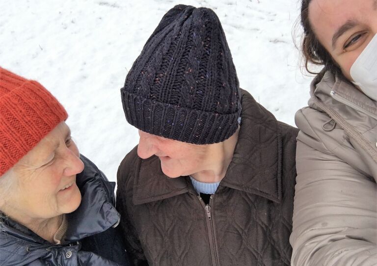 Zwei Bewohnerinnen lachen sich zu, Mitarbeiterin Marija macht das Selfie.
