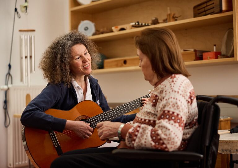 Während der Musiktherapie singen die Bewohner*innen alte Lieder und finden ihren Rhythmus, Foto: Gregor Kuntscher Während der Musiktherapie singen die Bewohner*innen alte Lieder und finden ihren Rhythmus, Foto: Gregor Kuntscher