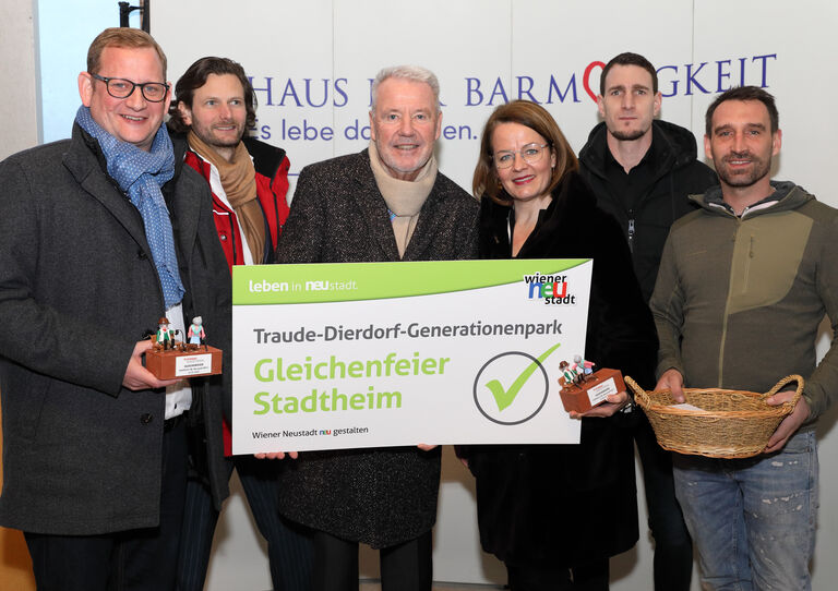 Stadtheim feiert Dachgleiche