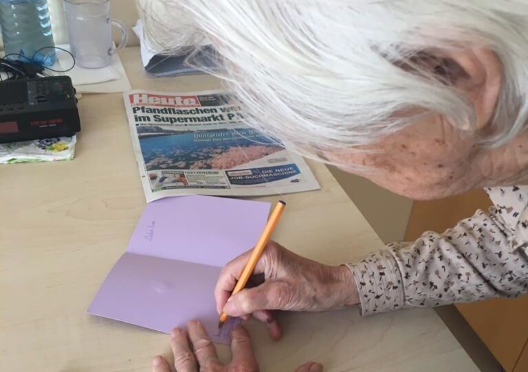 Eine Bewohnerin bastelt eine Karte.