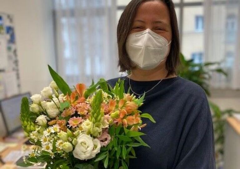 Aufnahmemanagerin Daniela mit dem Blumenstrauß der Pflegedirektorin.